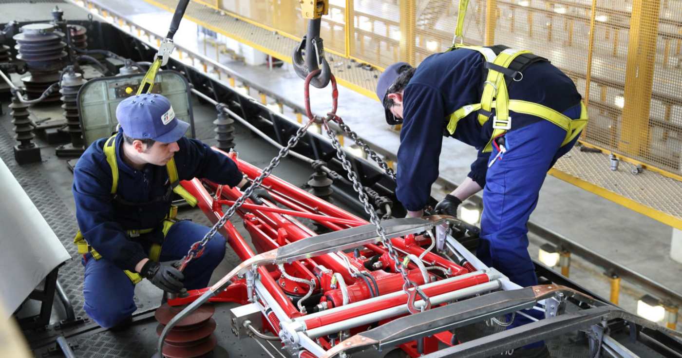 Due manutentori di Ferrovie dello Stato (repertorio)