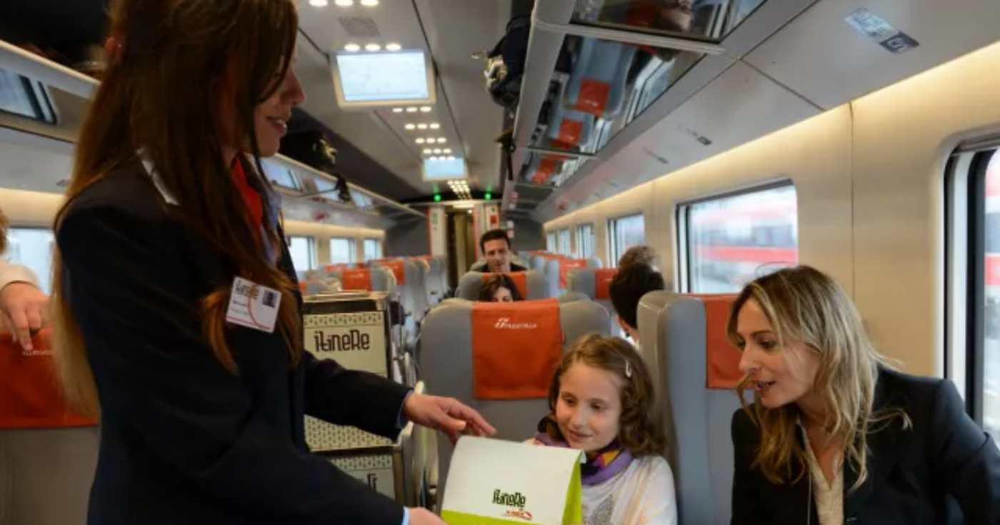 Una addetta alla ristorazione a bordo treno (repertorio)