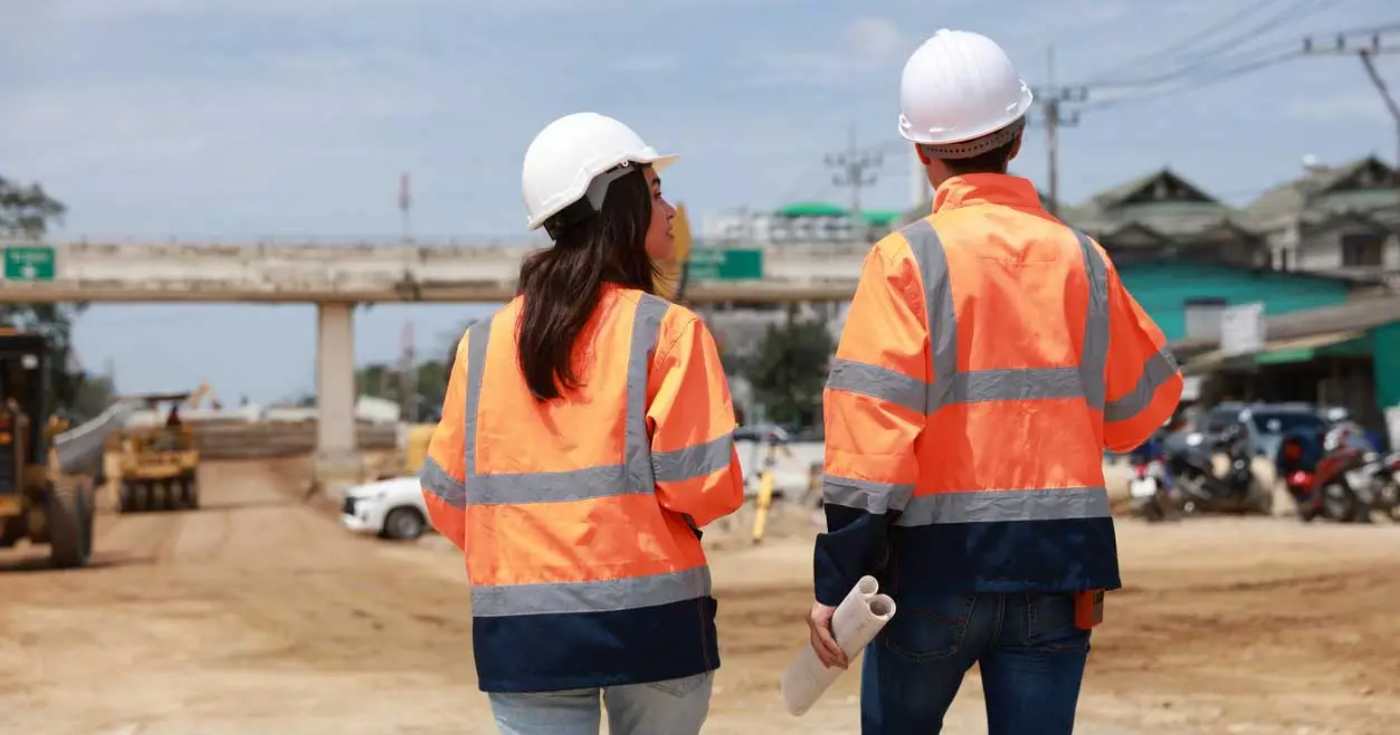 Due direttori dei lavori in un cantiere stradale (repertorio)