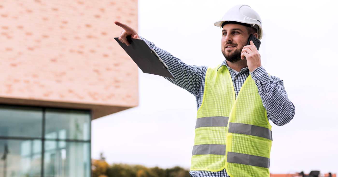 Un ispettore in un cantiere stradale (repertorio)