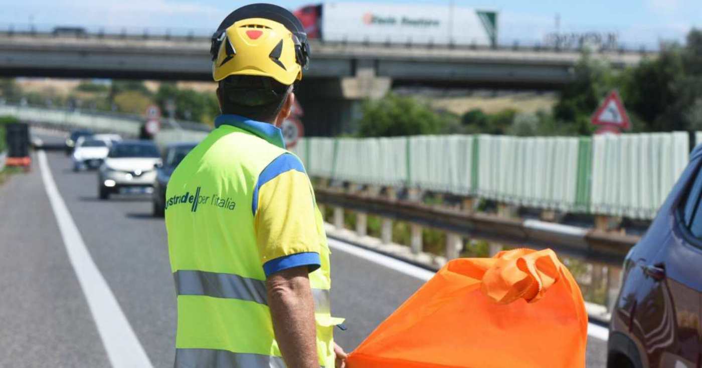 Un operatore di esercizio di Autostrade per l'Italia al lavoro (repertorio)