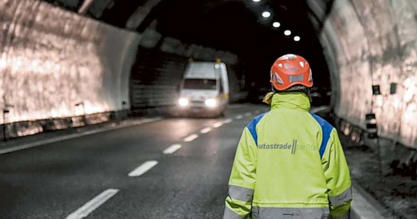 Un operatore di esercizio di Autostrade per l'Italia al lavoro (repertorio)