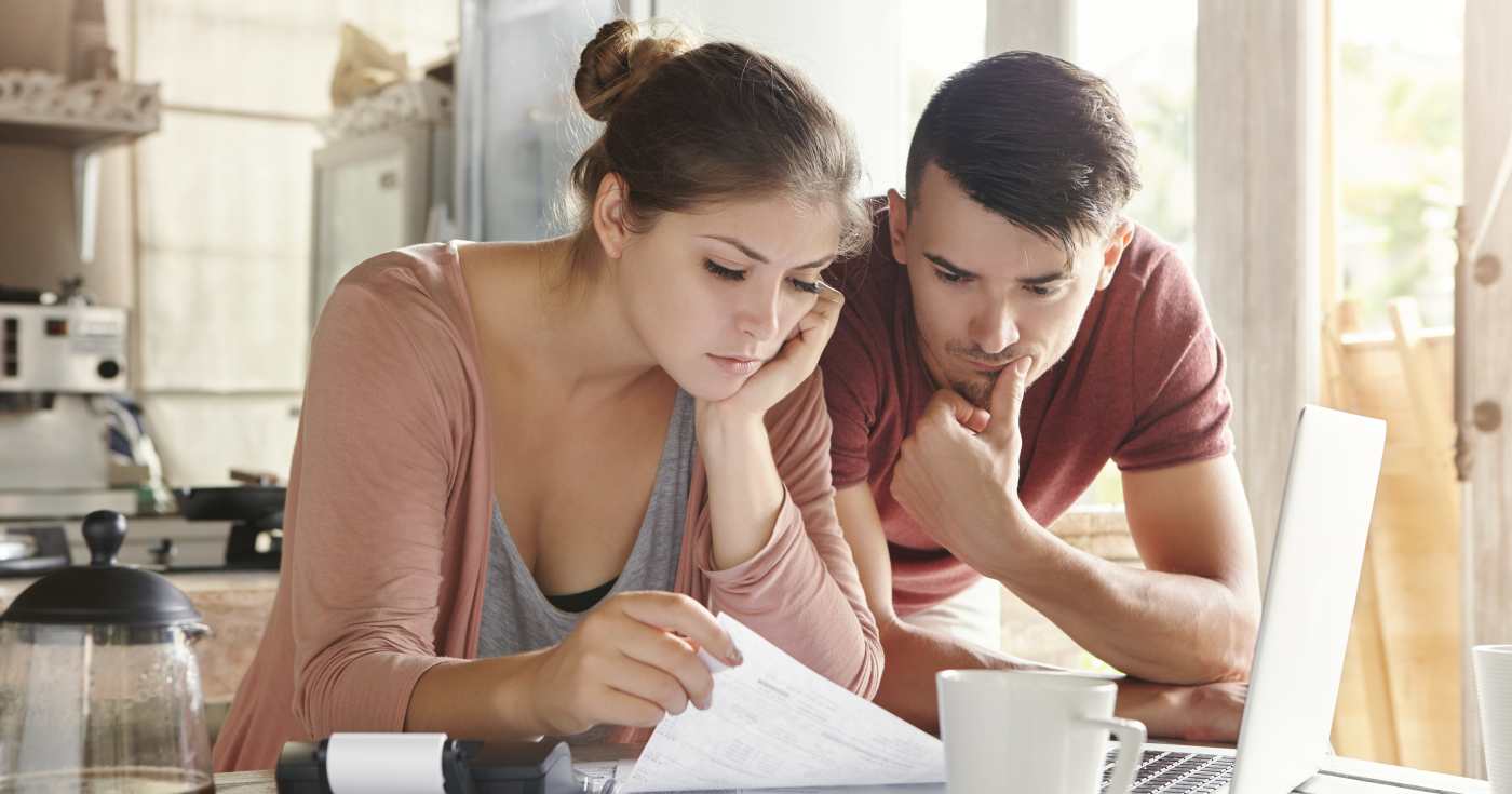 Due giovani consultano notizie riguardo i bonus lavoro (repertorio)