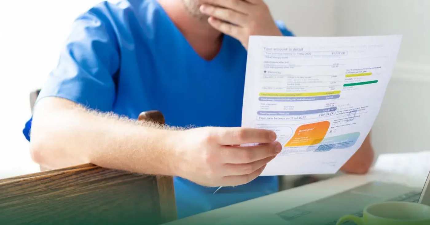 Un utente alle prese con la bolletta del gas (repertorio) Un utente alle prese con la bolletta del gas (repertorio)