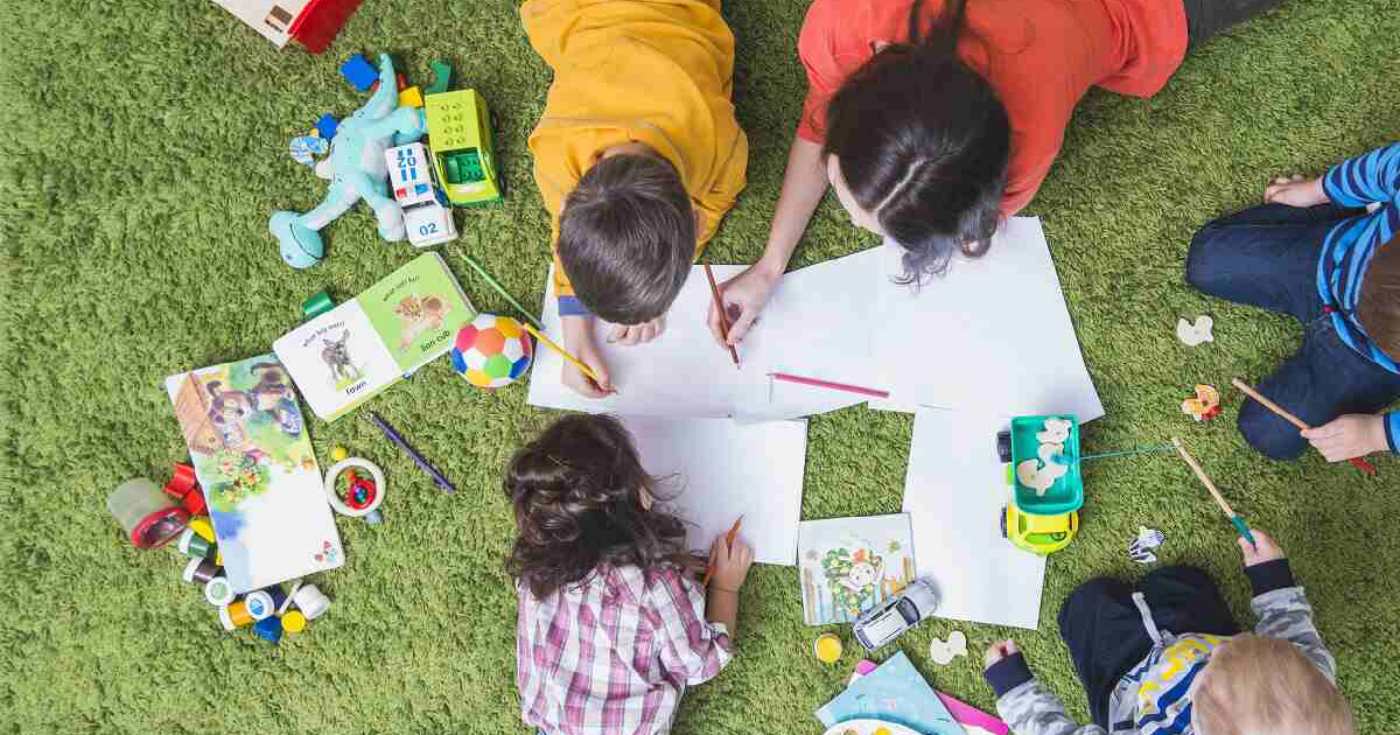 Bambini in un centro estivo (repertorio)