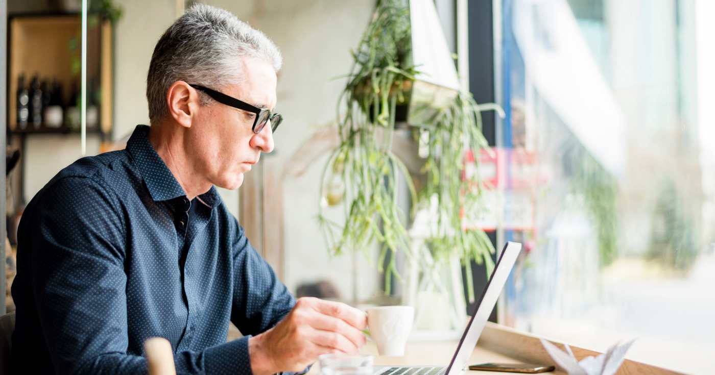 Un lavoratore consulta le novità in materia previdenziale (repertorio)