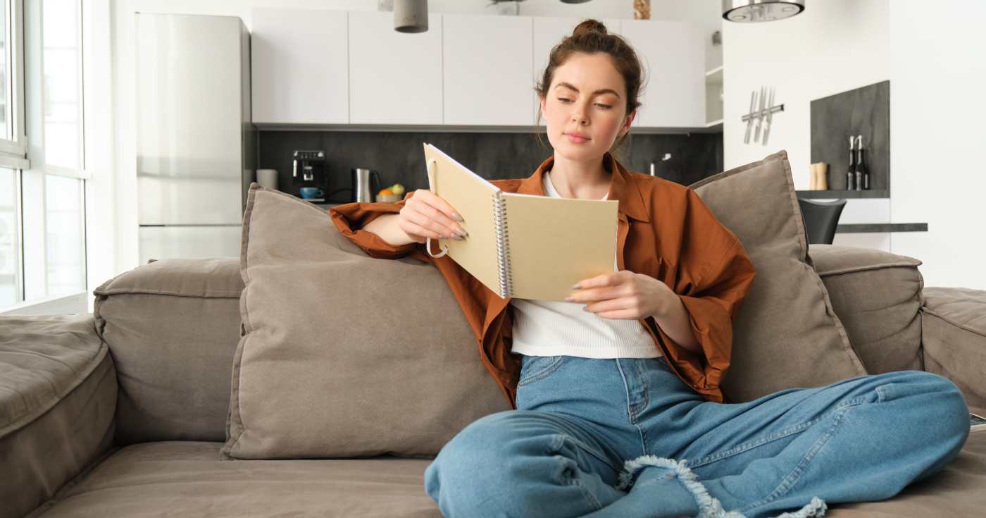 Una giovane consulta i suoi appunti in tema di bonus (repertorio) Una giovane consulta i suoi appunti in tema di bonus (repertorio)