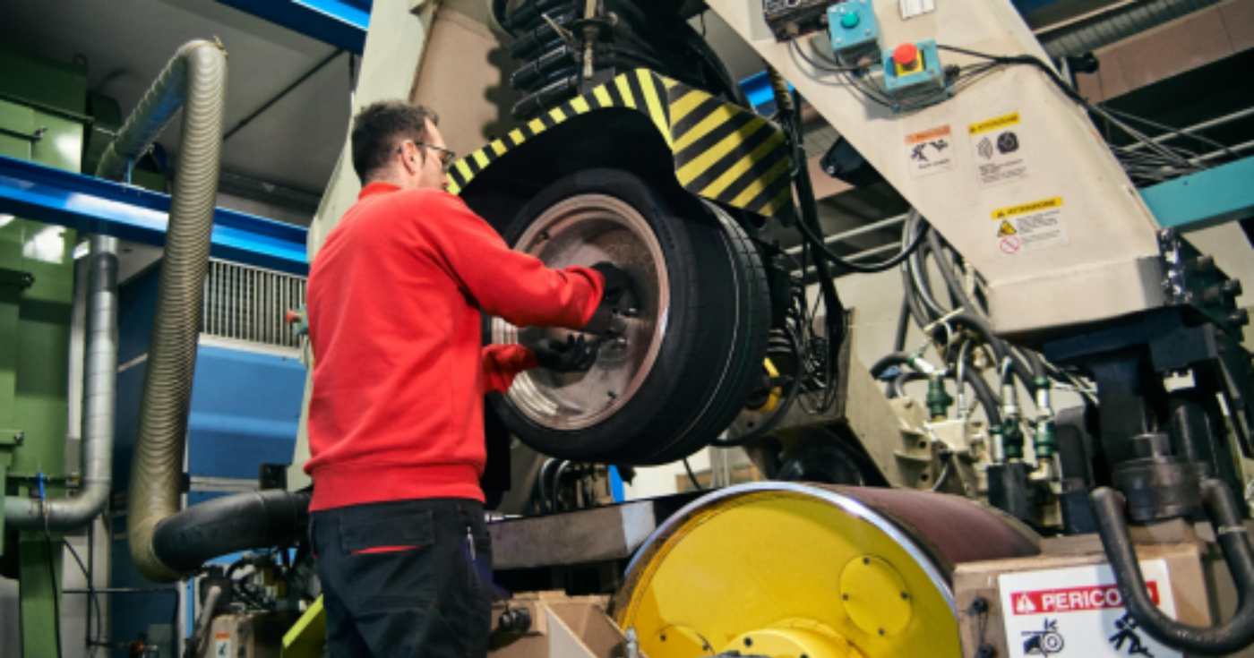 Un tecnico Bridgestone al lavoro nello stabilimento di Roma (repertorio)