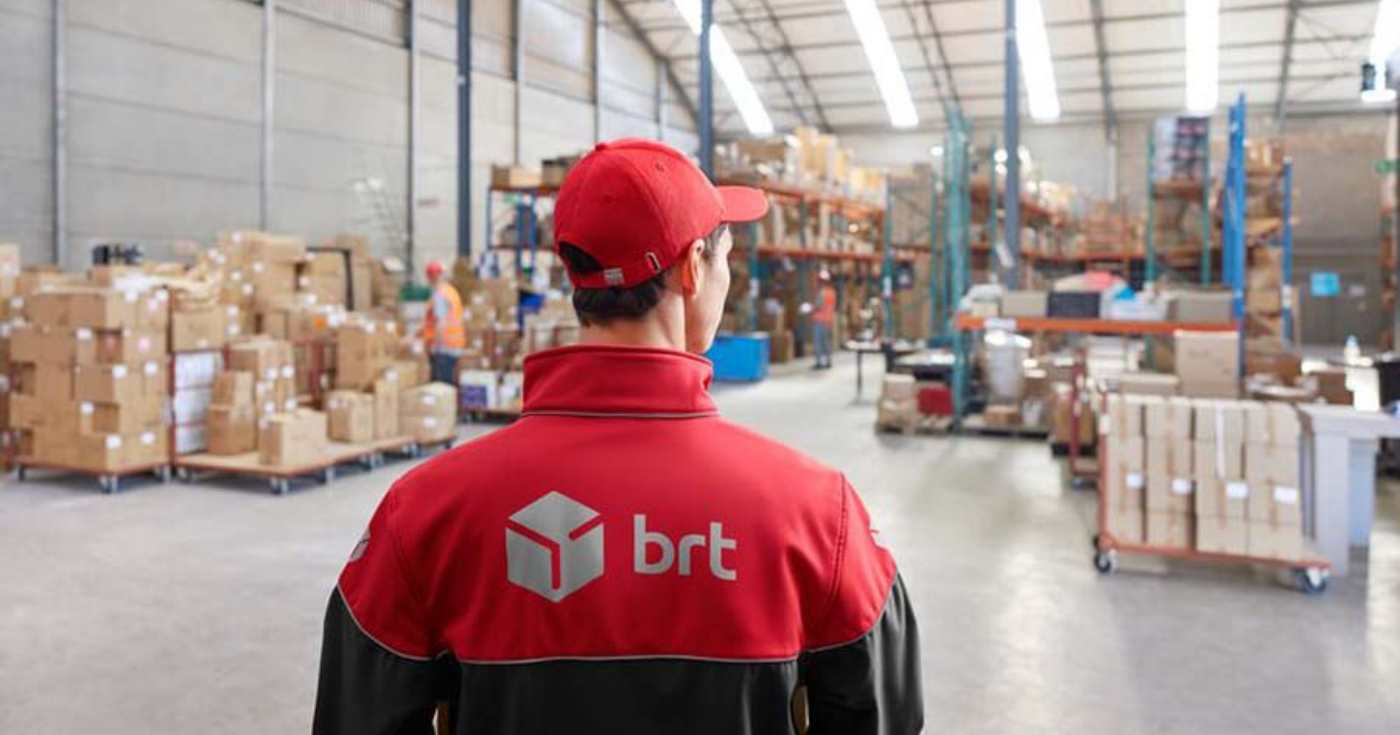 Un addetto alla logistica di una filiale BRT (repertorio)