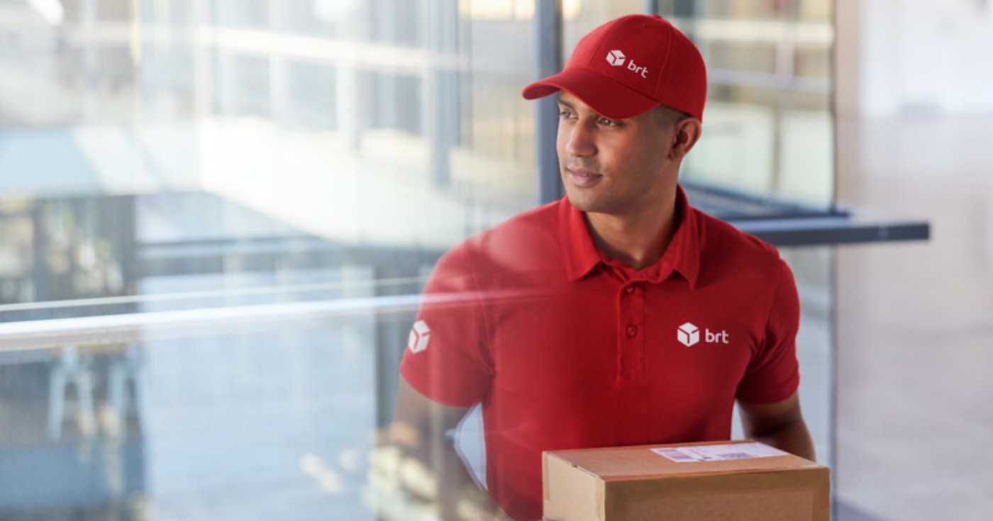 Un addetto alla logistica BRT (repertorio)
