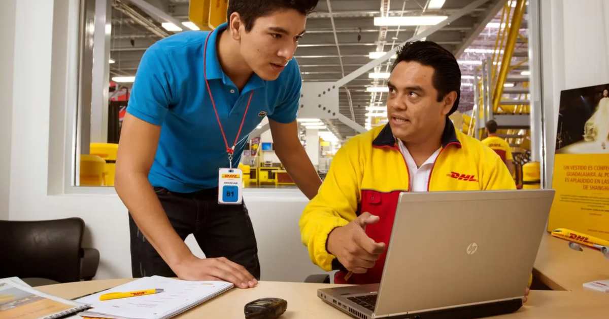 Due impiegati DHL al lavoro (repertorio)