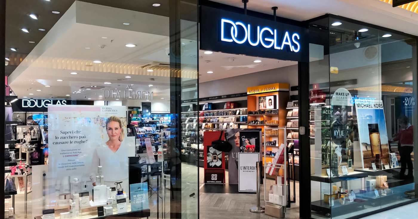 Un negozio Douglas in un centro commerciale italiano (repertorio)