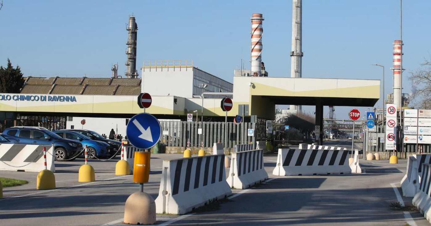 L'ingresso del polo Eni Versalis a Ravenna (repertorio)