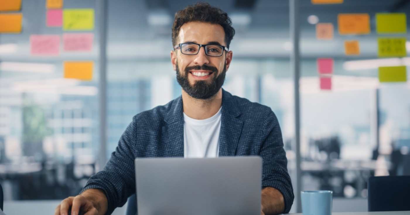 Un ingegnere neolaureato al lavoro (repertorio)