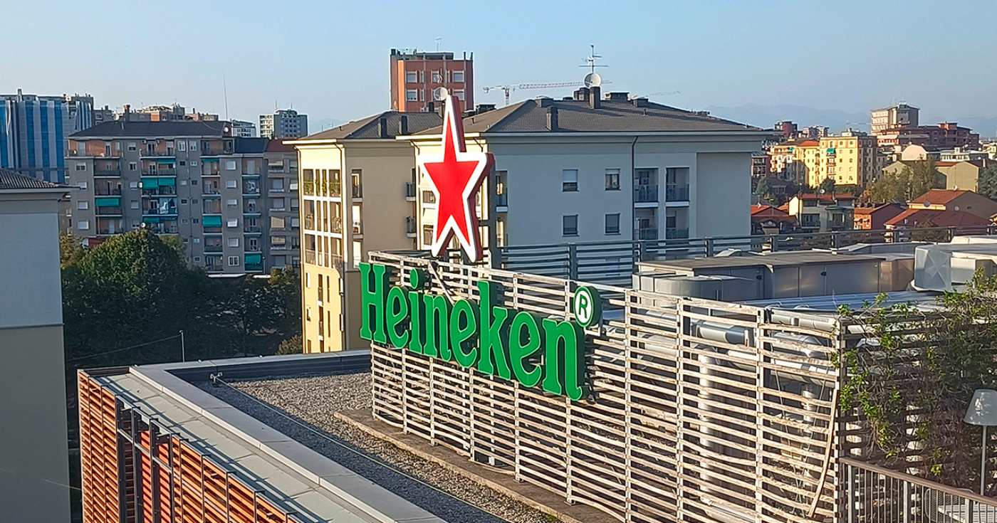L'insegna sulla sede centrale di Heineken Italia Spa a Sesto San Giovanni (Milano)