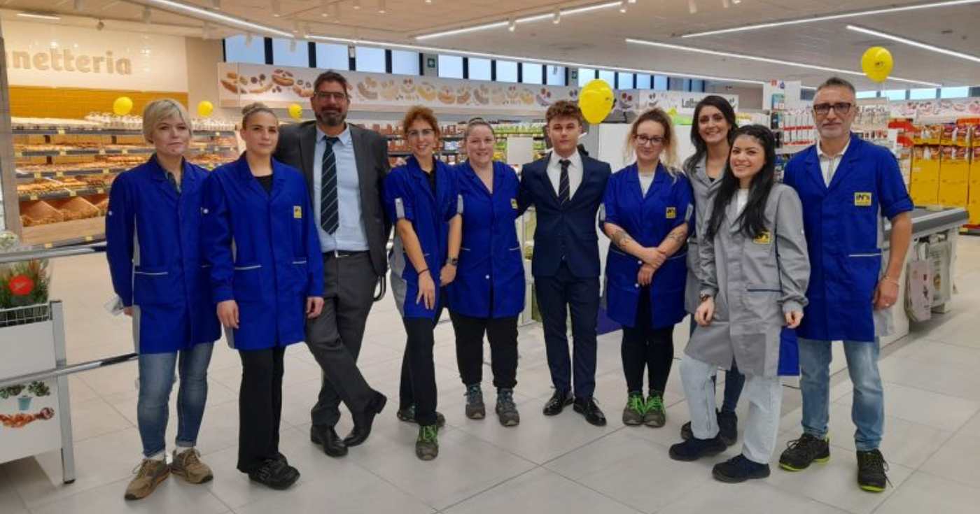 Un gruppo di lavoratori IN's Mercato con lo store manager (repertorio)