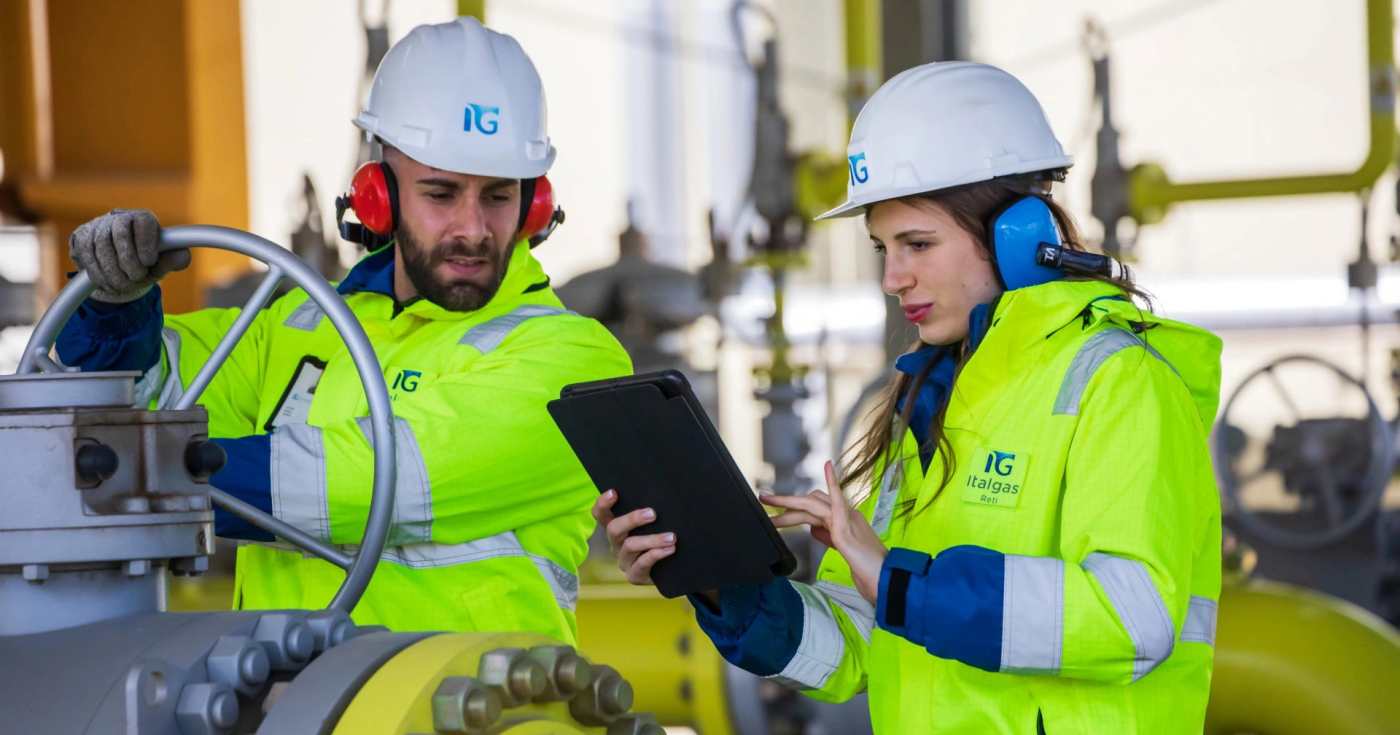 Due tecnici Italgas al lavoro (repertorio)