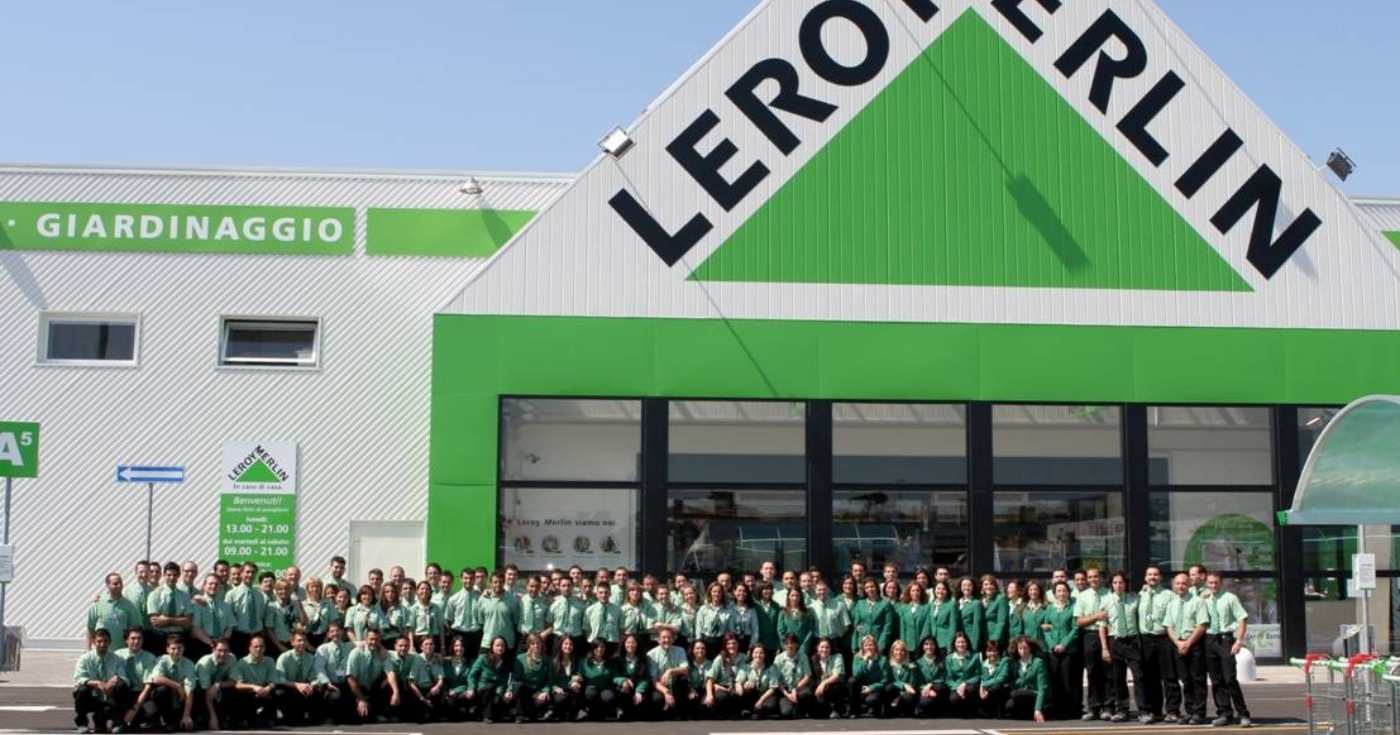 Lo staff di un punto vendita Leroy Merlin (repertorio)