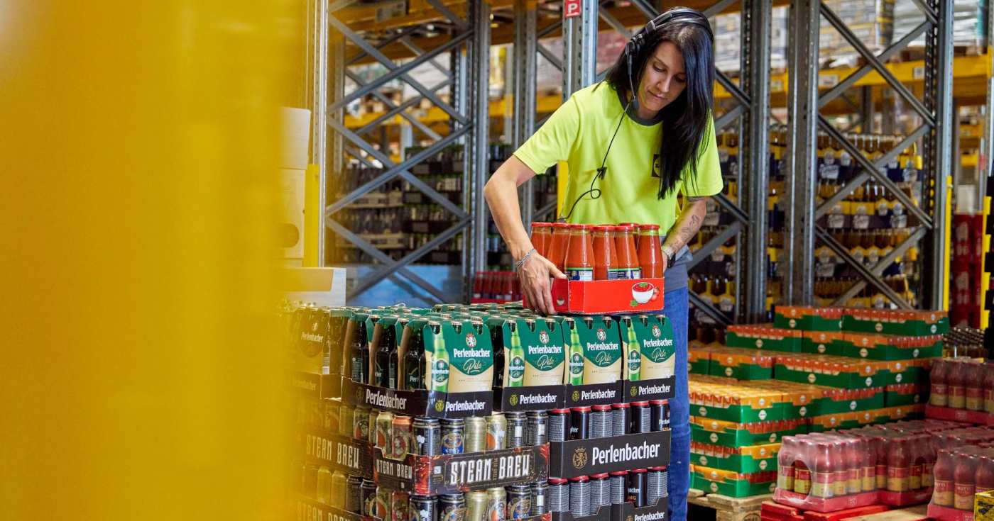 Una magazziniera Lidl al lavoro (repertorio)