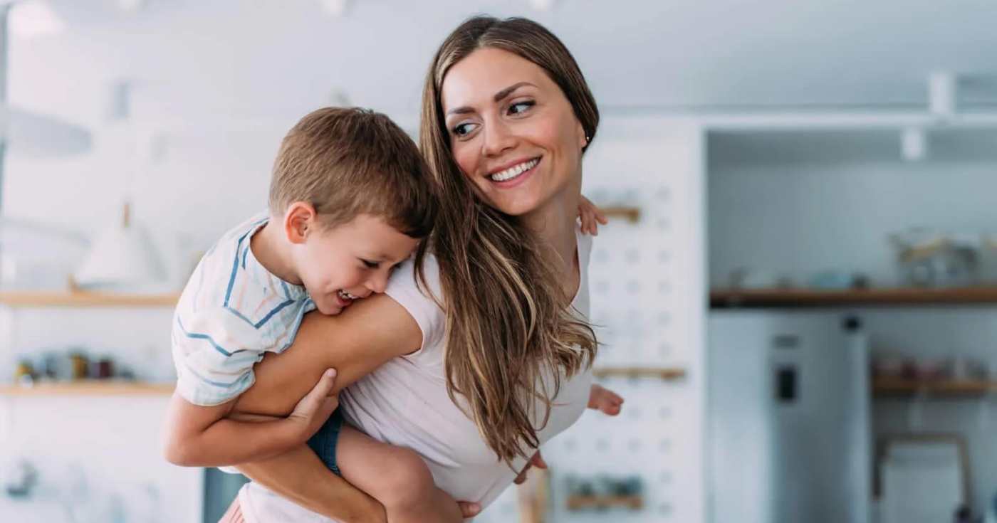 Una giovane mamma con il figlio (repertorio)