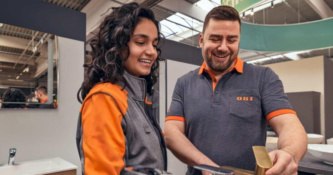 Due addetti di un punto vendita OBI Italia (repertorio)