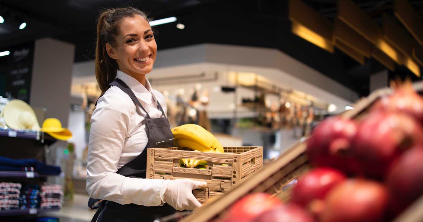 Un'addetta al reparto freschi di un supermercato (repertorio)