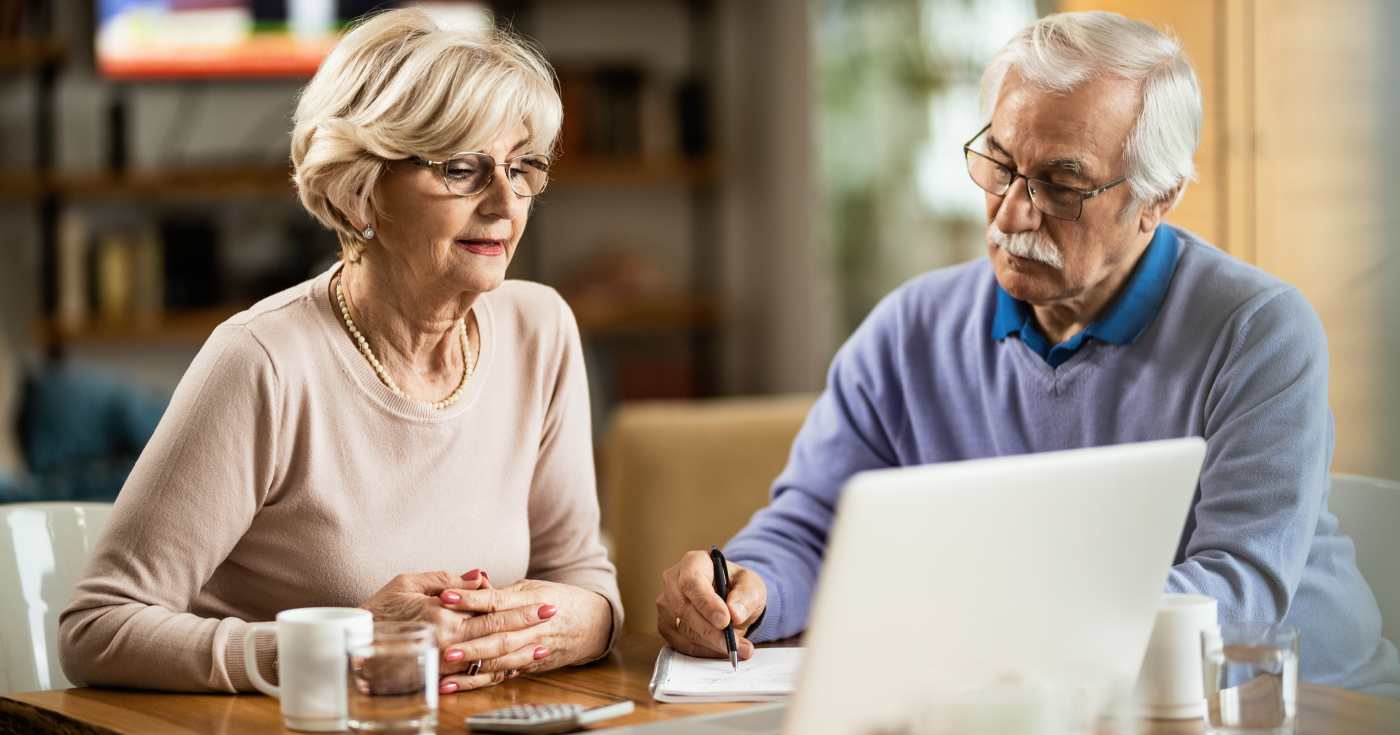 Una futura pensionata controlla le ultime notizie in materia di previdenza (repertorio)
