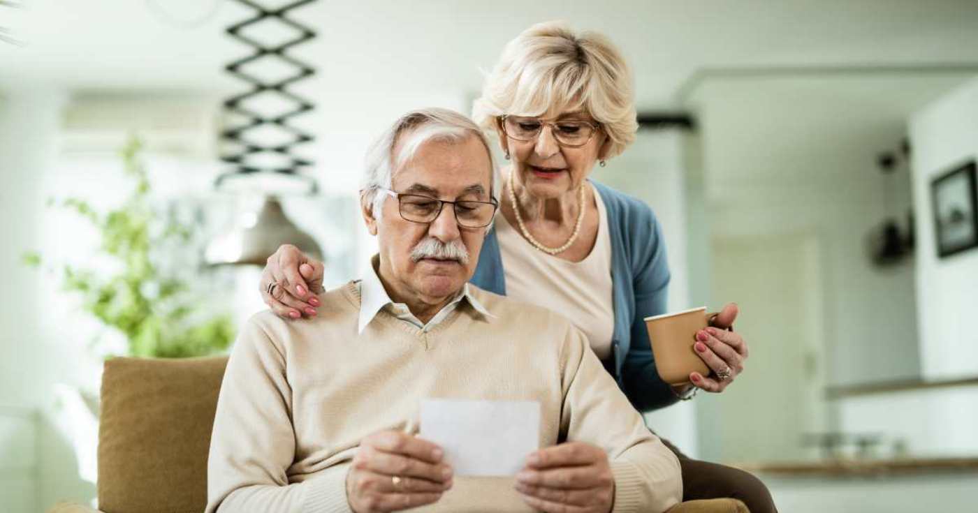 Due pensionati leggono una comunicazione Inps (repertorio)