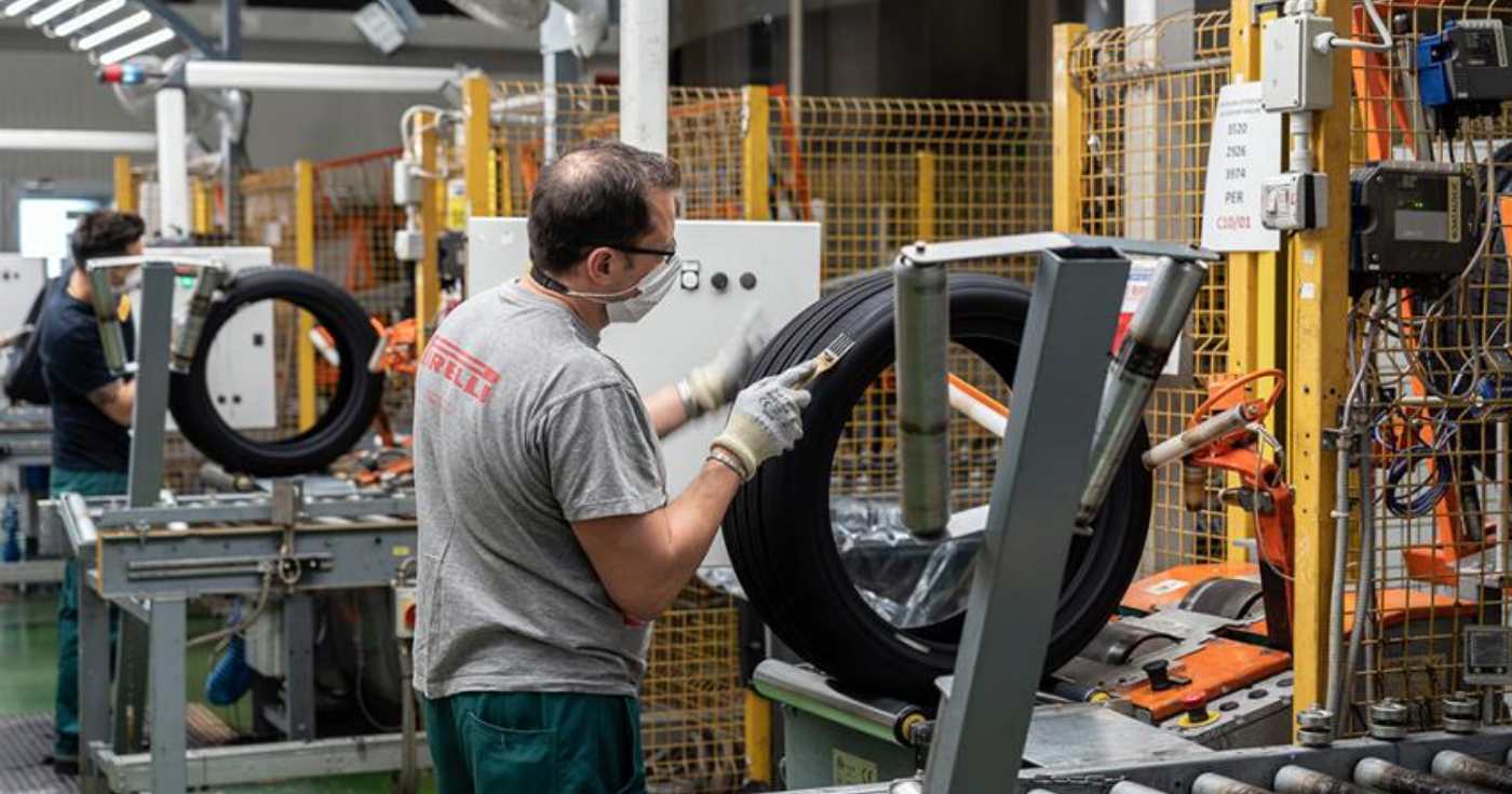 L'interno dello stabilimento Pirelli di Settimo Milanese (repertorio)