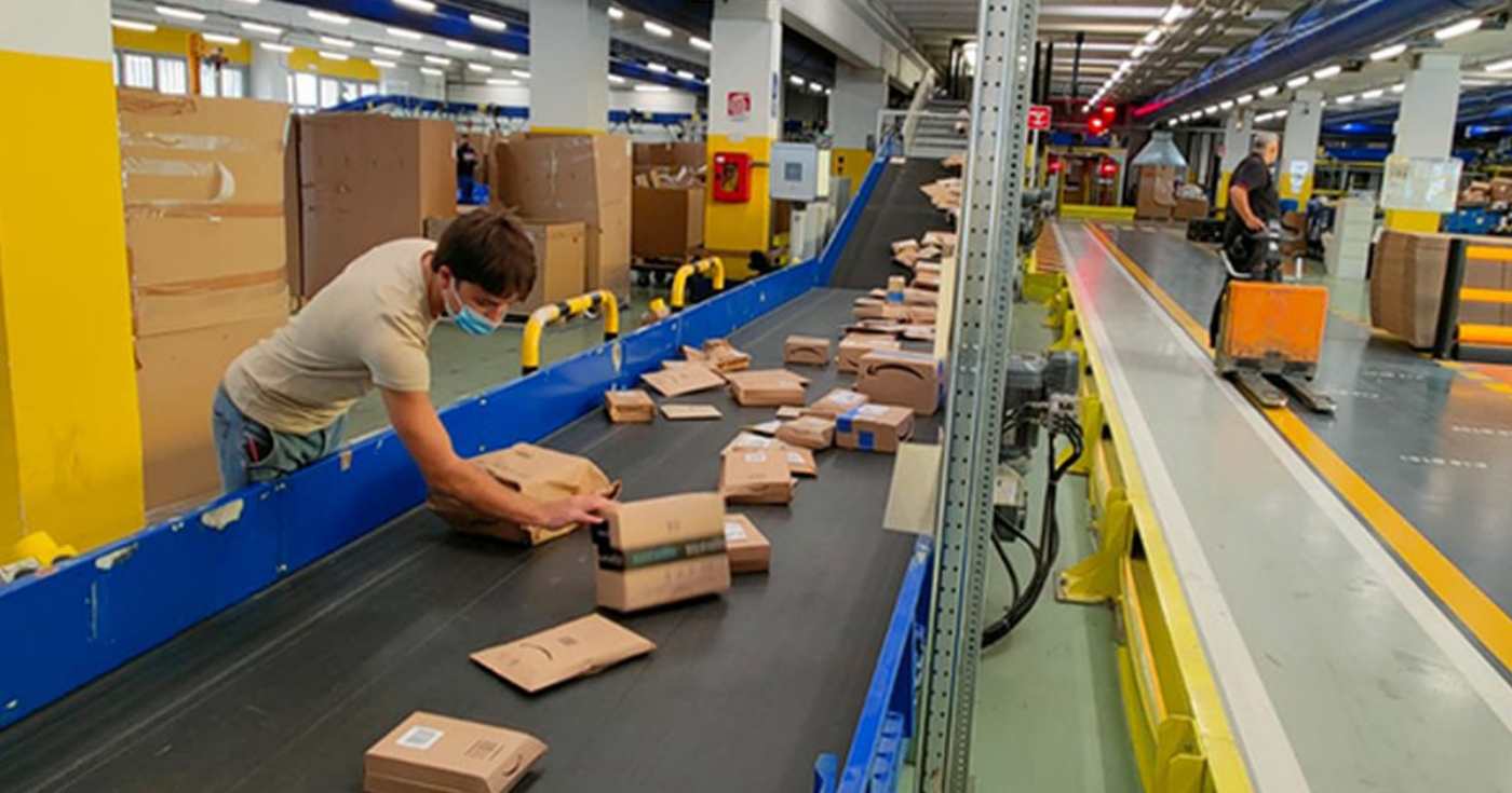 Un centro di smistamento di Poste Italiane (repertorio)