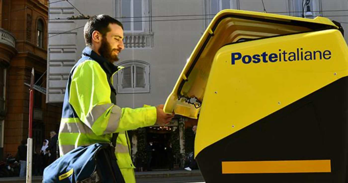 Un portalettere di Poste Italiane (repertorio)
