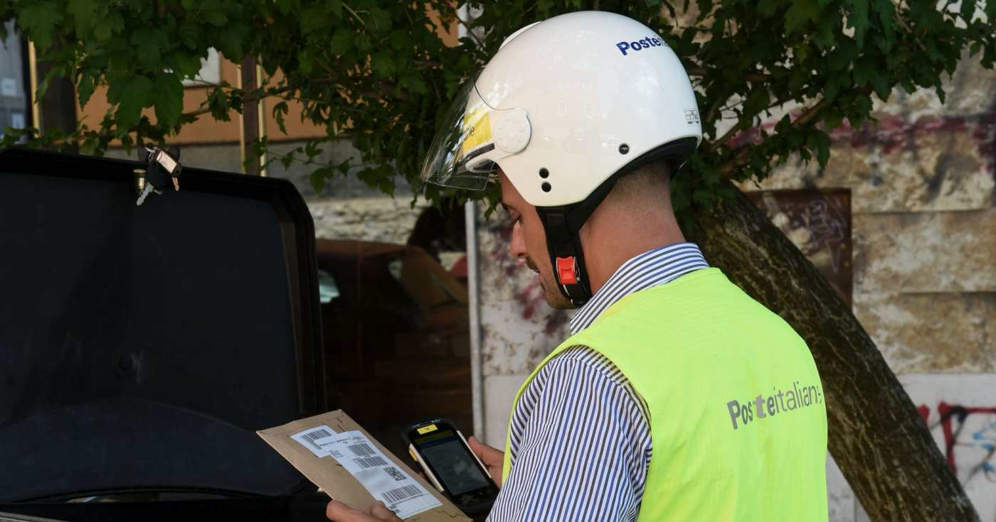 Un portalettere di Poste Italiane (repertorio)