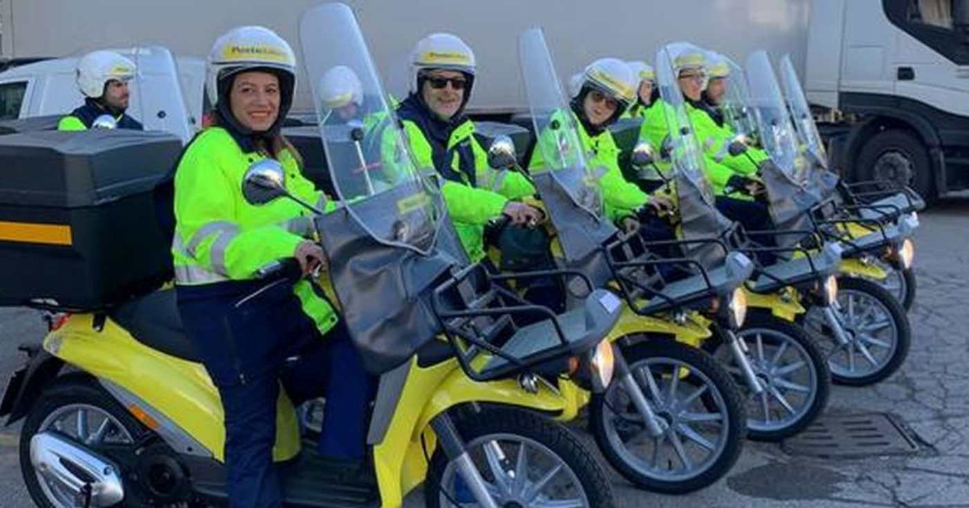 Un gruppo di portalettere di Poste Italiane (repertorio)