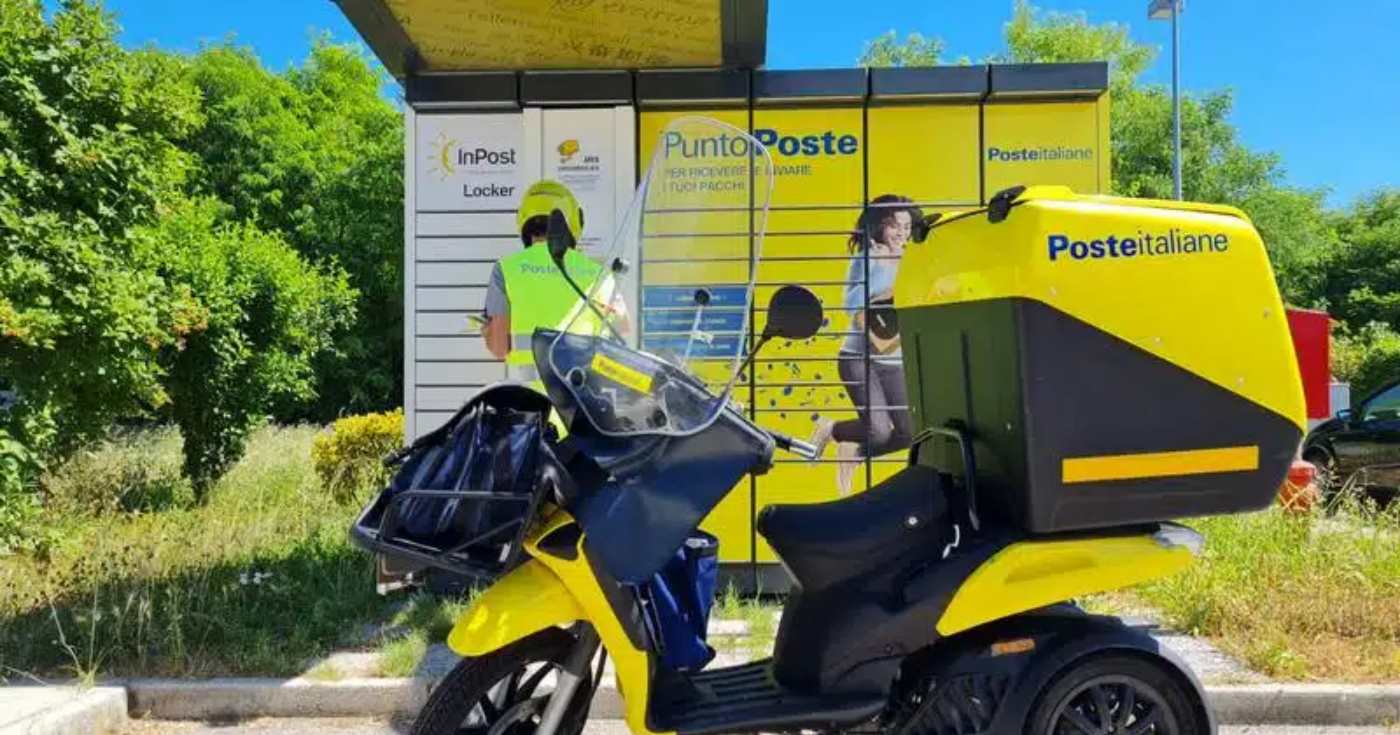 Un portalettere di Poste Italiane (repertorio)