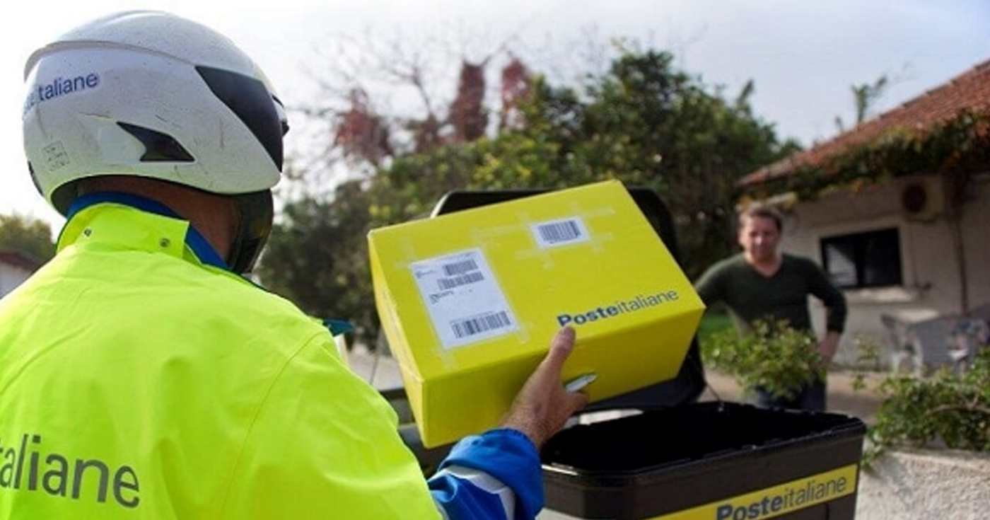 Un portalettere di Poste Italiane (repertorio)