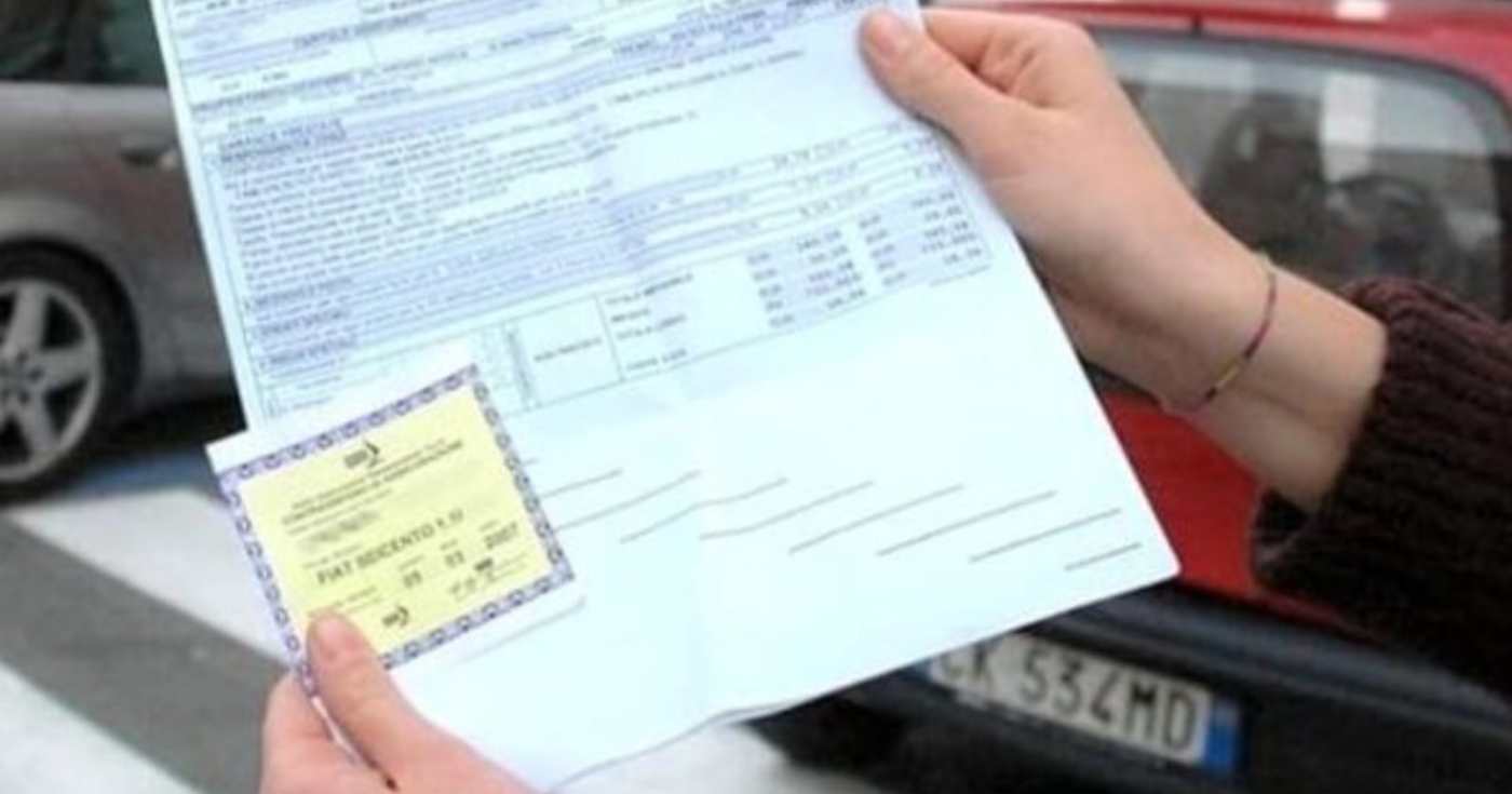 Un'automobilista dopo aver rinnovato la polizza auto (repertorio) Un'automobilista dopo aver rinnovato la polizza auto (repertorio)