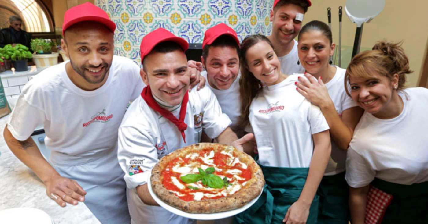 Un gruppo di dipendenti di un locale Rossopomodoro (repertorio)