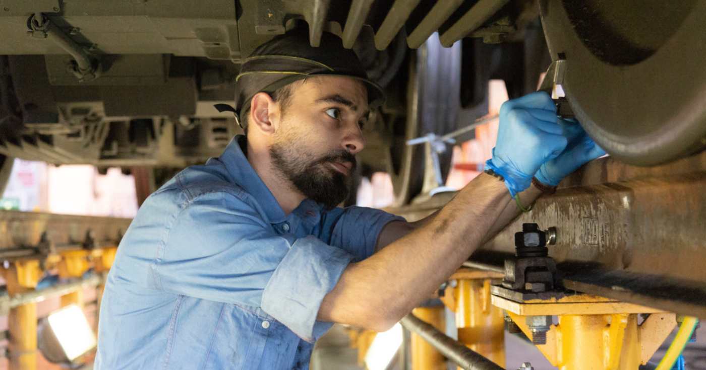 Un manutentore Trenord (repertorio)